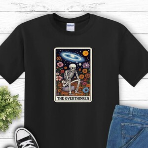 Camiseta unisex con carta del tarot, diseño Overthinker, camiseta con estampado gráfico, regalo oculto, ropa mística, camiseta divertida con carta del tarot, regalo con carta del tarot
