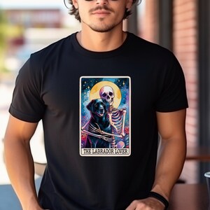 Camiseta unisex de algodón grueso para amantes de los labradores, esqueleto abrazando a un labrador negro, camiseta de tarot, regalo para amantes de los perros, top con estampado animal, disfraz de Halloween.
