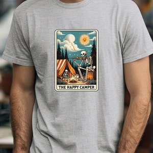 Camiseta unisex Happy Camper Skeleton Tarot, camiseta, camisa, regalo para acampar, ropa con cartas del tarot, fogata, camisa de esqueleto, camisa de verano
