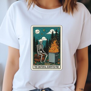 Emotional Dumpster Feuer Tarot Karte Shirt, lustiges Tarot Karte Geschenk, sarkastisches Shirt, keleton Tarot Karte Shirt, trendiges Shirt, Vintage T-Shirt, Mama Shirt
