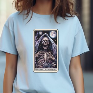 Camiseta de tarot, camiseta de carta de tarot desquiciada, camiseta con gráficos místicos, camiseta de adivina bohemia, ropa oculta, camiseta de bruja, carta de tarot de esqueleto