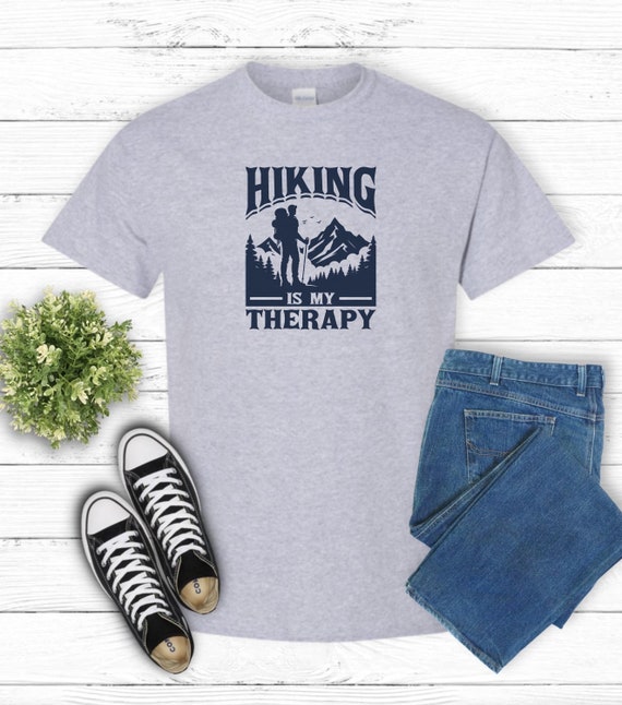 Shirt wandelen is mijn therapie, grappig wandelshirt, campingshirt