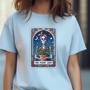 Camiseta con tarot de Plant Lady, camiseta con gráficos botánicos, regalo para amantes de las plantas, camiseta de bruja de la naturaleza, ropa de jardinería, diseño de cartas del tarot, camiseta de algodón boho