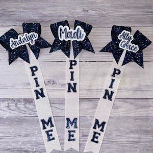 Marine-Blau, Weiß und Silber Strass Pin Me Ribbon