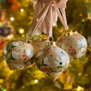 Enfeite de Natal pintado à mão, enfeite floral, enfeite de cerâmica pintado, presente de Natal feito à mão, enfeite personalizado, presentes exclusivos