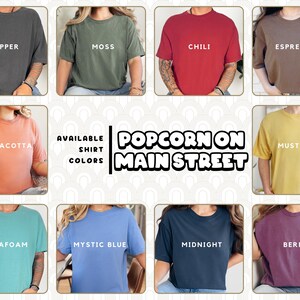 Puede incluir: Un collage de camisetas de varios colores con el texto "POPCORN ON MAIN STREET" en un c&iacute;rculo blanco. Las camisetas est&aacute;n disponibles en colores como pimienta, musgo, chile, espresso, terracota, mostaza, espuma de mar, azul m&iacute;stico, medianoche y baya.