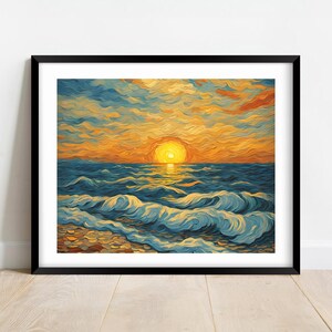 Può includere: Un dipinto di un tramonto sull'oceano con onde blu che si infrangono sulla riva. Il sole è di un colore giallo e arancione brillante e il cielo è un mix di blu, arancione e giallo.