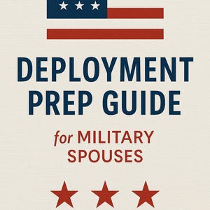 Może przedstawiać: Kremowy przewodnik zatytułowany "Deployment Prep Guide for Military Spouses". Okładka przedstawia amerykańską flagę i trzy czerwone gwiazdy. Tekst jest w kolorze granatowym i czerwonym.