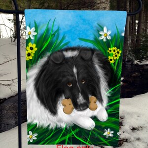 Drapeau de jardin Bi Black Shetland Sheepdog &quot;A Secret Treat&quot; par Amy Bolin