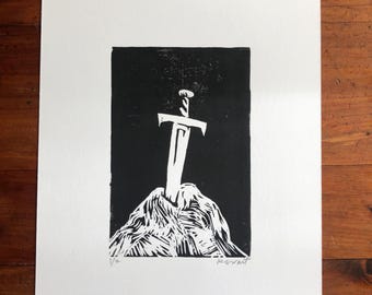 La espada en la piedra, grabado en bloque, arte original, impreso a mano, regalo, arte bonito, decoración para habitación infantil o cocina, regalo para amantes de la literatura infantil, profesor, leyenda artúrica.