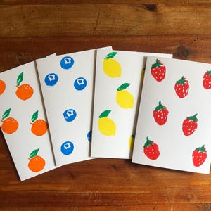 Juego de 4 tarjetas de frutas con estampado de arándanos, limón, naranja y fresa, impresas a mano, regalo para anfitriona, Día de la Madre, regalo para jardineros, club de lectura