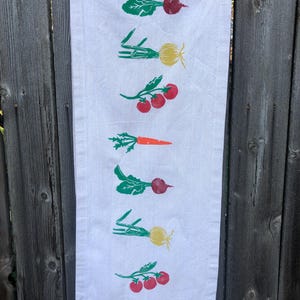 Runner da tavola IMPERFETTO con motivo verdure 13 x 72" Stampa a blocchi a mano Regalo Orto primaverile Verdure Decorazione per la casa Regalo per la nuova casa Decorazione per la tavola di Pasqua