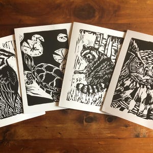 4er Set Linoldruck Tierkarten Waschbär Schildkröte Eule und Specht Karten Blockdruck Handbedruckt Einzigartiger Tierliebhaber Buchclub-Geschenk-Gastgeberin