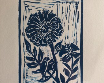 Linocut Zinnia y Periwinkle impresos a mano en azul cobalto, impresión en bloque, original, amante de Zinnia, impresión original,