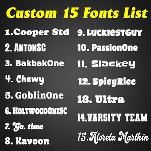 Puede incluir: Un fondo negro muestra una lista de 15 fuentes personalizadas. El t&iacute;tulo "Custom 15 Fonts List" es amarillo. Cada nombre de fuente est&aacute; numerado y escrito en un estilo diferente, incluyendo "Cooper Std", "ANTONSC", "Chewy" y "Varsity Team".