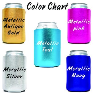 Puede incluir: Una carta de colores que muestra enfriadores de latas met&aacute;licos en varios colores. Los colores incluyen oro antiguo met&aacute;lico, verde azulado met&aacute;lico, rosa met&aacute;lico, plata met&aacute;lica y azul marino met&aacute;lico. El texto "Color Chart" est&aacute; en la parte superior.