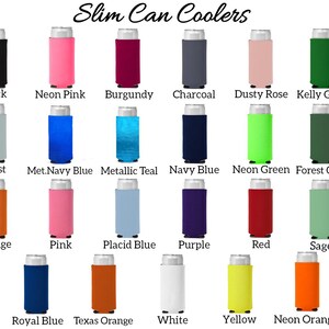 Puede incluir: Una colecci&oacute;n de enfriadores de latas delgadas en varios colores, incluyendo negro, rosa ne&oacute;n, borgo&ntilde;a, carb&oacute;n, rosa empolvado y verde kelly. Otros colores incluyen escarcha, azul marino met&aacute;lico, turquesa met&aacute;lico, azul marino, verde ne&oacute;n, verde bosque, naranja, rosa, azul pl&aacute;cido, morado, rojo, salvia, azul real, naranja texas, blanco, amarillo y naranja ne&oacute;n.
