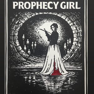 Puede incluir: Impresión en blanco y negro con el texto "Buffy the Vampire Slayer: Prophecy Girl". La imagen muestra a una mujer con una estaca, de pie en el agua, rodeada de velas, y una cita: "Giles, tengo 16 años, no quiero morir."