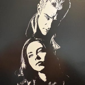 Puede incluir: Una ilustración gráfica en blanco y negro de alto contraste que muestra a dos figuras. Una persona con cabello corto y peinado se encuentra detrás de otra con cabello largo y ondulado, utilizando líneas marcadas y sombras profundas.