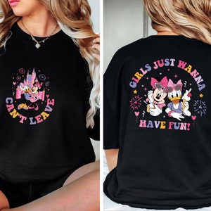 Puede incluir: Sudadera negra con un gr&aacute;fico de Mickey Mouse y Daisy Duck frente a un castillo rosa con fuegos artificiales. El texto "Can't Leave" est&aacute; escrito en un c&iacute;rculo alrededor del gr&aacute;fico. La parte posterior de la sudadera tiene un gr&aacute;fico de Mickey Mouse y Daisy Duck con el texto "Girls Just Wanna Have Fun!" en un c&iacute;rculo alrededor del gr&aacute;fico.