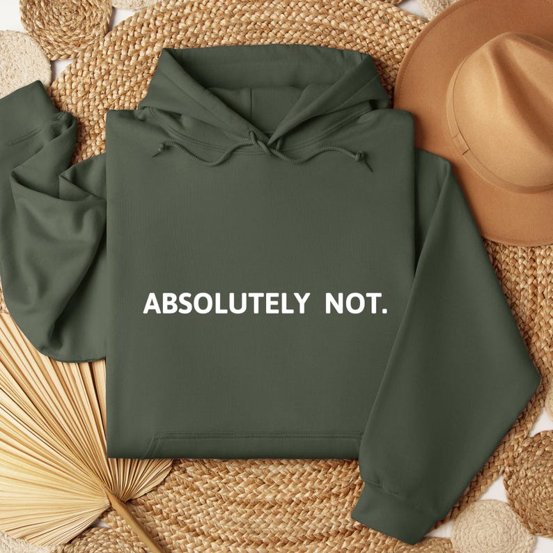 Op de afbeelding: Een donkergroen hoodie met de tekst "ABSOLUTELY NOT." in wit gedrukt op de voorkant.