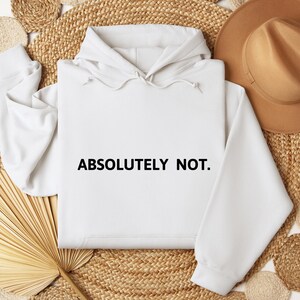 Op de afbeelding: Witte hoodie met een zwarte tekstprint die "ABSOLUTELY NOT." zegt.