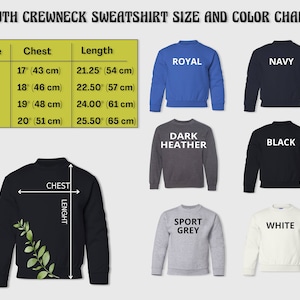 Puede incluir: Tabla de tallas para sudadera de cuello redondo para j&oacute;venes con medidas en pulgadas y cent&iacute;metros. Las opciones de color incluyen azul real, azul marino, gris oscuro jaspeado, negro, gris deportivo y blanco.