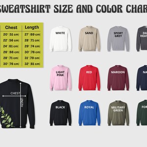 Puede incluir: Tabla de tallas para sudaderas en varios colores, incluyendo blanco, arena, gris deportivo, gris oscuro, rosa claro, rojo, granate, azul marino, negro, azul real, verde militar y verde bosque. La tabla muestra las medidas de pecho y longitud en pulgadas y cent&iacute;metros para las tallas S a 3XL.
