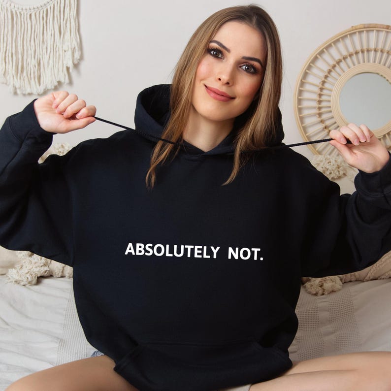 Op de afbeelding: Een zwarte hoodie met een witte print die "ABSOLUTELY NOT." zegt.