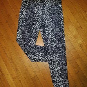 Può includere: Pantaloni con stampa leopardata in bianco e nero.