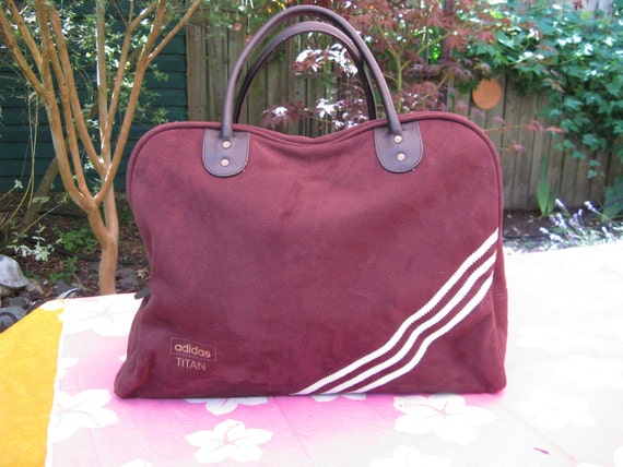 Bolso bowling Adidas Titan de ante sint tico marr n TAL CUAL
