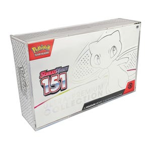 Pode incluir: Uma vitrine de plástico transparente contendo uma caixa branca com a Coleção Ultra-Premium Pokémon Scarlet & Violet 151. A caixa apresenta uma ilustração de Mew e o logotipo Pokémon em vermelho e branco.