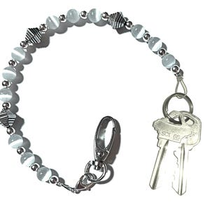 Llavero blanco de 12" con carrete retráctil, correa de mano con cuentas para mujer, organizador de cadena, billetera, soporte para bolso, anillo