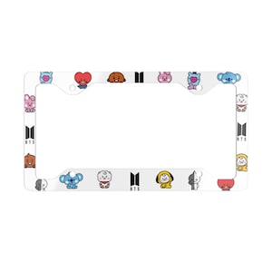 Puede incluir: Un marco de matrícula rectangular blanco con un patrón repetitivo de personajes de dibujos animados BT21 coloridos y el logotipo negro de BTS impreso en la parte superior, inferior y los lados. El marco incluye cuatro orificios de montaje.