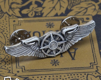 Asas de piloto Compass - 2 polegadas de largura - Asas de navegador - Asas de piloto steampunk - Acessórios de cosplay artesanais do Doutor Gus - Distintivo RPG LARP