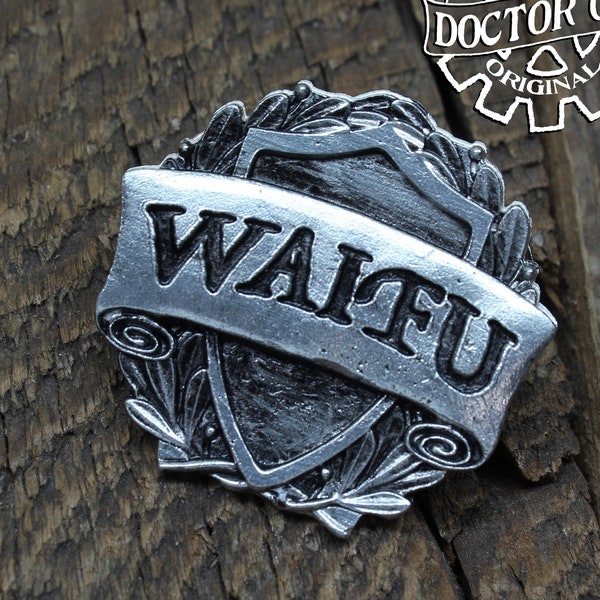 Insignia de clase de Waifu - Pin de clase de personaje de RPG - Accesorios de peltre hechos a mano por el Doctor Gus - Insignia de pin de esmalte para cosplay LARP y rol