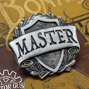 Master Badge - Rollenspiel Charakter Pin Anstecker - Handgefertigte Accessoires aus Zinn von Doctor Gus