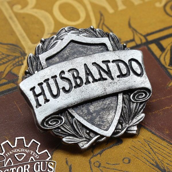 Insignia de Husbando - Pin de clase de personaje de RPG - Accesorios de peltre hechos a mano por el Doctor Gus - Insignia de pin de esmalte para juego de rol LARP SCA Cosplay