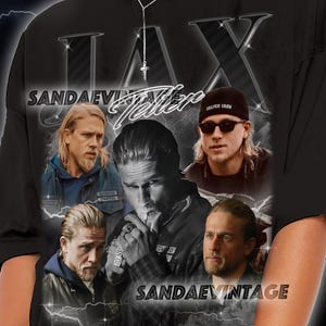 Puede incluir: Camiseta negra con gráficos que presenta múltiples imágenes de un hombre con cabello largo y el texto "JAX Sandaevintage Teller". La camiseta tiene un diseño de estilo vintage con un aspecto desgastado.