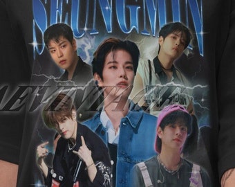 Puede incluir: Camiseta negra con un gráfico de estilo vintage de un grupo de K-pop llamado "SEUNGMIN". El gráfico presenta a cinco miembros del grupo en diferentes poses.