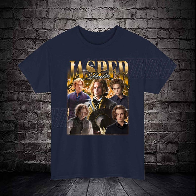 Op de afbeelding: Een marineblauw t-shirt met een grafische print van Jasper Hale uit de Twilight-saga. De grafiek is in goud en zwart met de tekst "Jasper Hale" in goud.