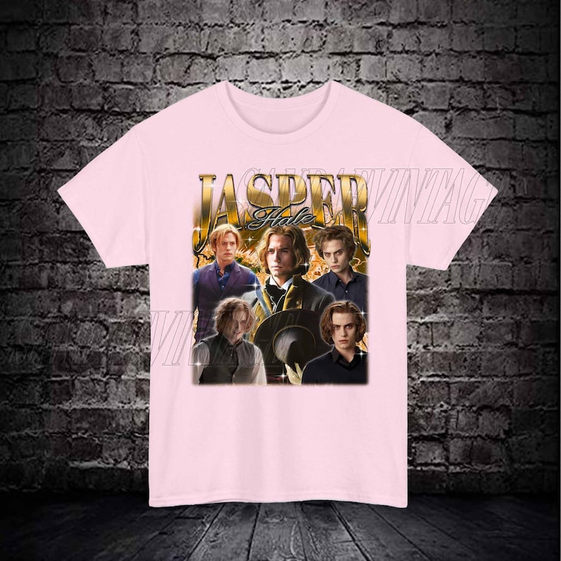 Op de afbeelding: Roze T-shirt met een grafische print van vier mannen. De grafiek bevat de tekst "Jasper Hale" in gouden letters.