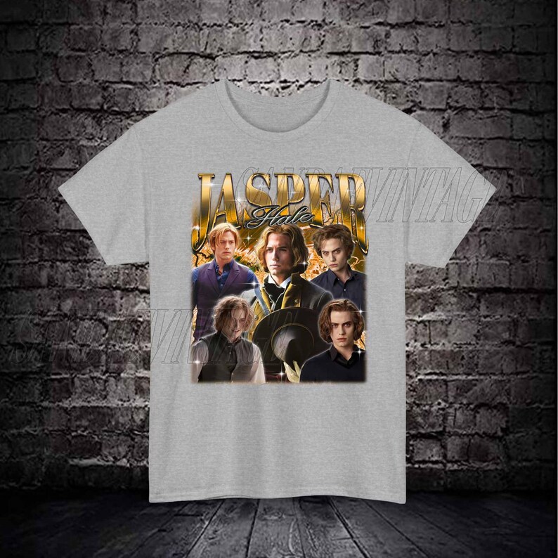 Op de afbeelding: Een grijs T-shirt met een vintage-stijl afbeelding van Jasper Hale uit de Twilight-saga. De afbeelding is een collage van afbeeldingen van Jasper Hale, met de tekst "Jasper Hale" in gouden letters.