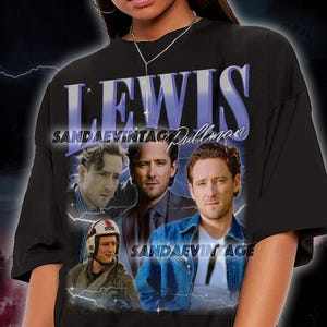 Puede incluir: Camiseta negra con el nombre "LEWIS" en una fuente vintage morada y blanca. La camiseta muestra múltiples imágenes de una persona, con el texto "SANDAEVINTAGE" debajo del nombre y las imágenes.