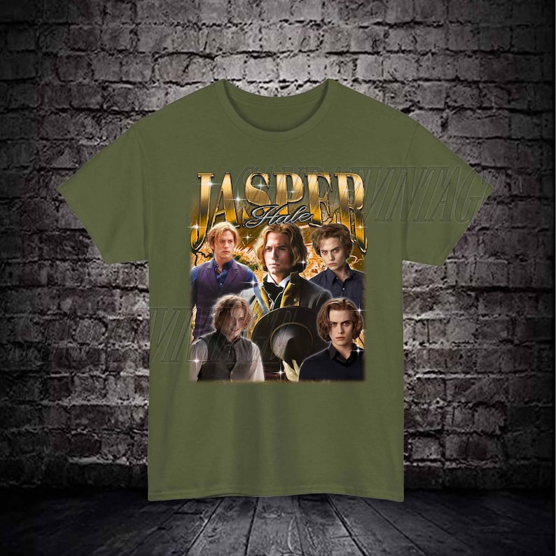 Op de afbeelding: Een groen T-shirt met een grafische print van een groep mensen. De grafiek bevat de tekst "Jasper Hale" in gouden letters.