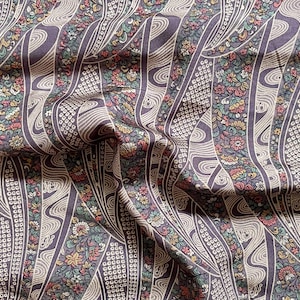 Puede incluir: Primer plano de una tela con un patrón repetitivo de líneas verticales onduladas y detalles florales. La tela tiene un fondo morado oscuro con líneas color crema y pequeños grupos florales en tonos rosa, verde y amarillo. La tela probablemente se utiliza para ropa o decoración del hogar.