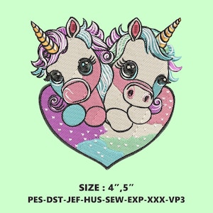 Könnte beinhalten: Gesticktes Design mit zwei Einhörnern in Herzform. Die Einhörner haben bunte Mähnen, goldene Hörner und große Augen. Das Herz besteht aus verschiedenen Pastellfarben. Die Designgröße beträgt 11,4 cm.