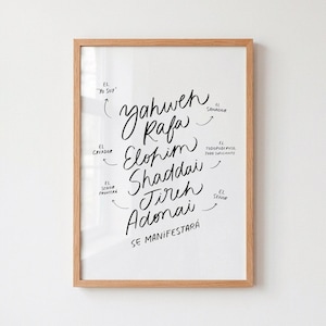 Peut inclure: Une affiche encadrée présentant une calligraphie noire sur fond blanc. Les mots centraux sont Yahweh, Rafa, Elohim, Shaddai, Jireh et Adonai, accompagnés de petites phrases en espagnol et de flèches pointant vers chaque nom.