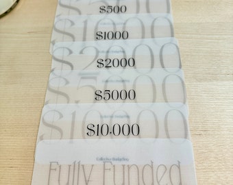 Puede incluir: Una pila de tarjetas de regalo blancas con diferentes cantidades en dólares impresas en ellas, incluyendo $ 100, $ 250, $ 500, $ 1000, $ 2000, $ 5000 y $ 10,000. La tarjeta superior dice "Fully Funded" y tiene el texto "Collective Budgeting" impreso en ella.