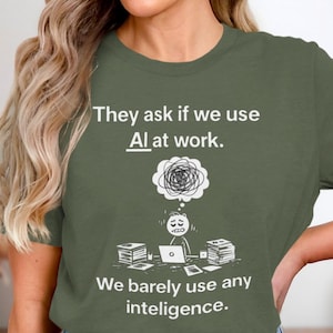 Op de afbeelding: Set van drie keramische mokken met een gespikkelde, matte afwerking. De mokken zijn in crème, lichtgrijs en donkergrijs. Elk heeft een eenvoudig, minimalistisch ontwerp.